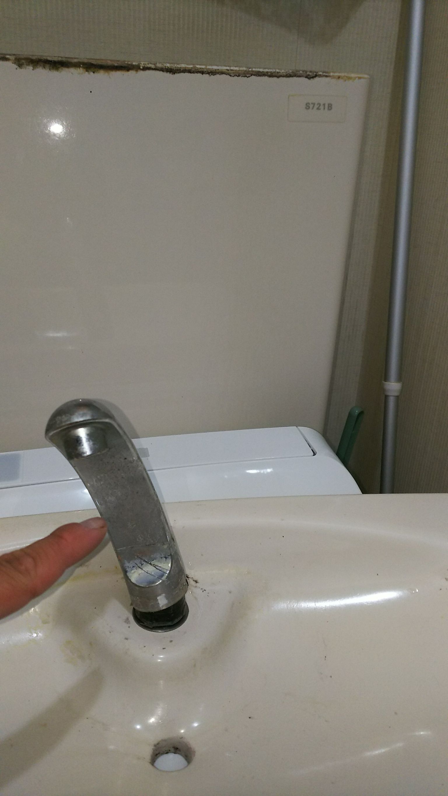 10/1 多摩市鶴牧にてトイレ手洗い管交換をさせて頂きました。 株式会社シンケイ